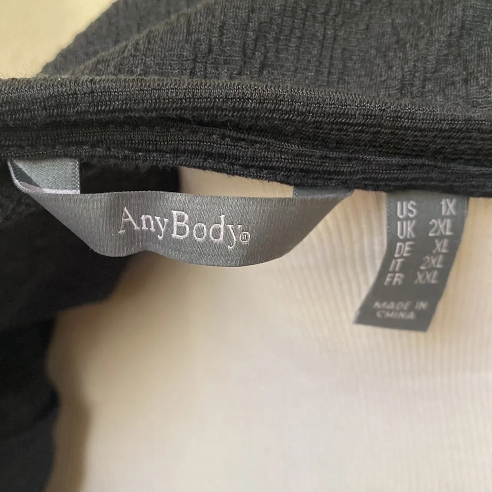 AnyBody Short Sleeve With Ruffle Bottom - Picture 4 of 4